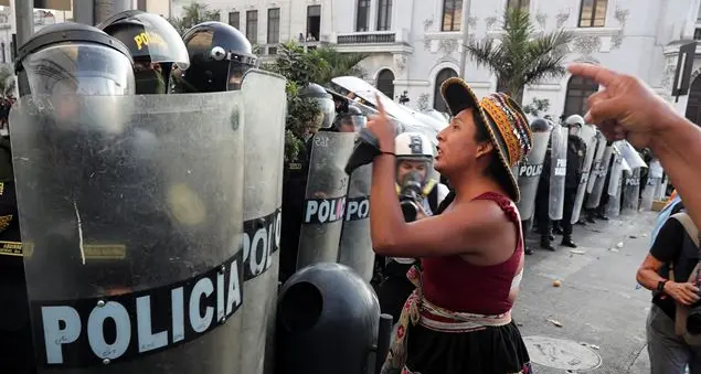 Perù nel caos, la ribellione del popolo delle periferie contro i potenti della capitale