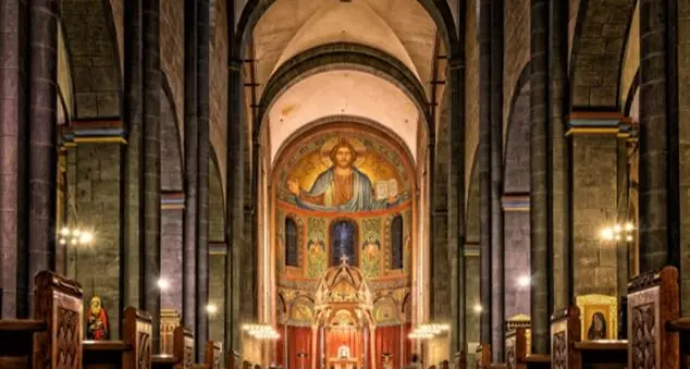 Il collegamento tra il cero pasquale e il fonte battesimale