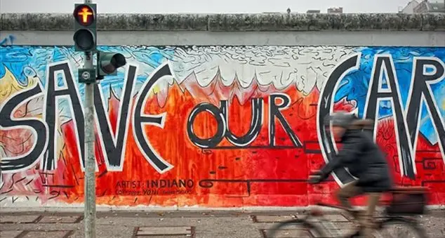 «Emergenza clima: non capisco i giovani che imbrattano muri e opere d’arte»