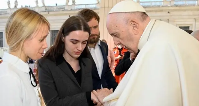 Il Papa incontra le mogli dei combattenti Azov ed elogia il coraggio di Giuditta