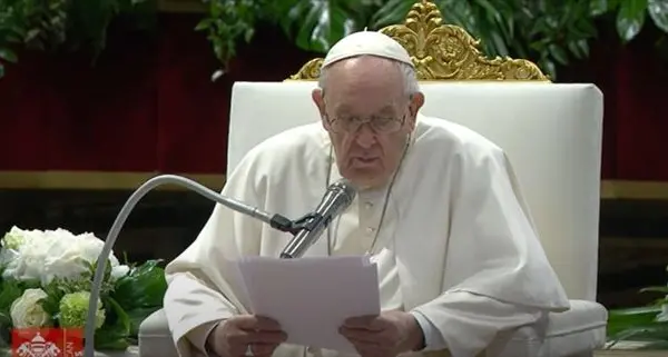 Papa Francesco: «Dobbiamo passare dall’economia liberale all’economia condivisa dalla gente»