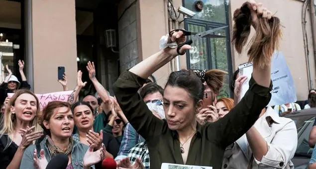 Una ciocca di capelli contro le violenze in Iran: l'iniziativa di Triennale Milano