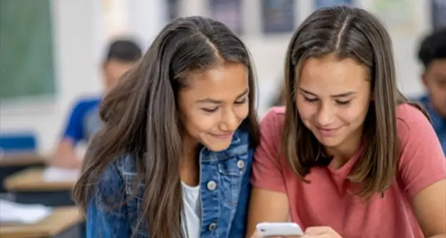 Scuola e cellulari: «Perché non imitiamo tutti il liceo di Bologna?»