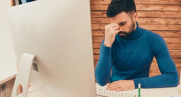 Giovani e lavoro: uno su due non vede prospettive e pensa che essere genitore sia un ostacolo