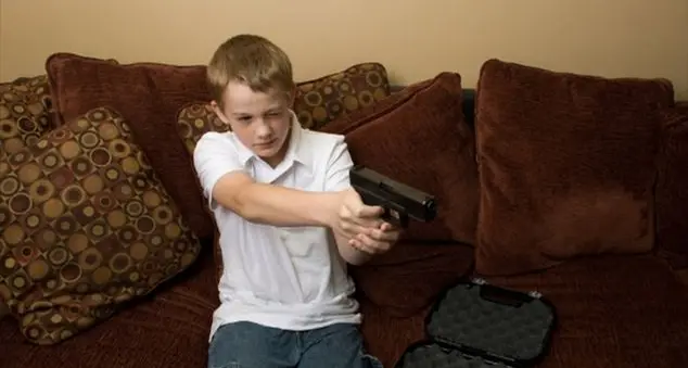 «Gli piacciono tanto le armi giocattolo. Ho paura che la fantasia diventi realtà»