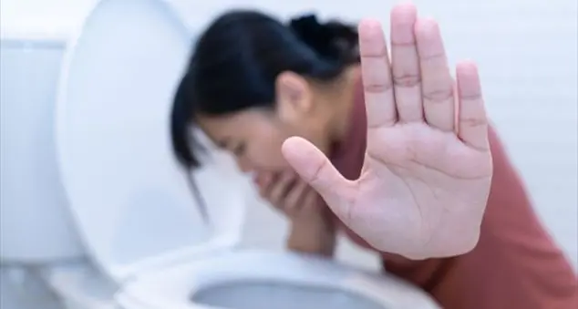 Disturbi alimentari: «Mia nipote, chiusa in bagno, vomita di nascosto»