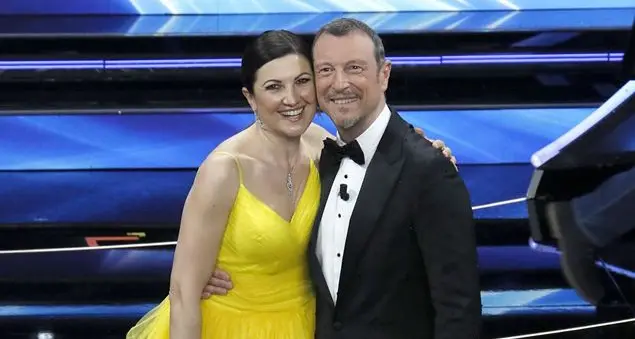 Amadeus e Giovanna Civitillo: «Che gioia rappresentare le famiglie davanti al Papa»