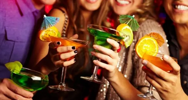 Alcol: perché gli adolescenti si ubriacano alle feste?