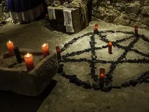 Quella passione dei giovani per i segni satanici
