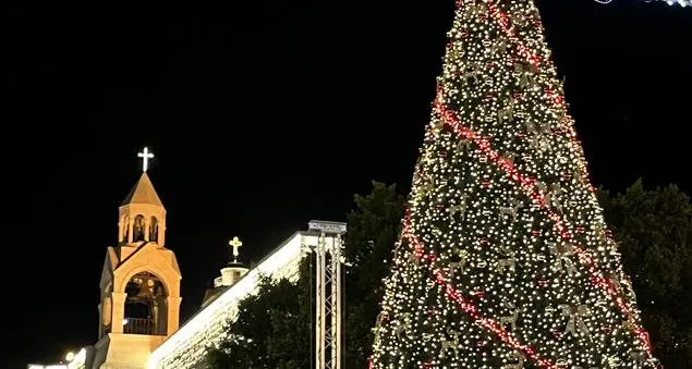 Betlemme accende l'albero di Natale fra speranza e timori