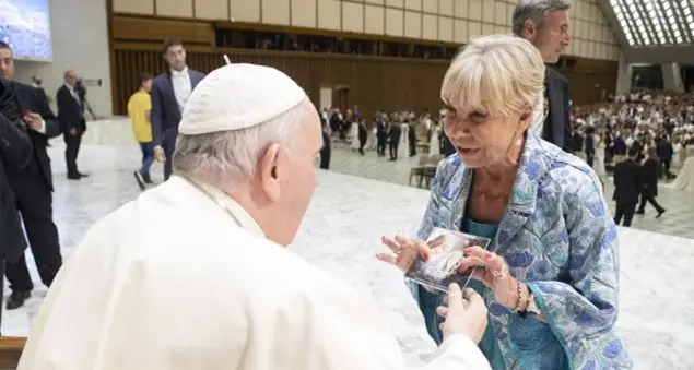 Wilma Goich e Le Dolce Vita cantano l'Ave Maria con Papa Francesco