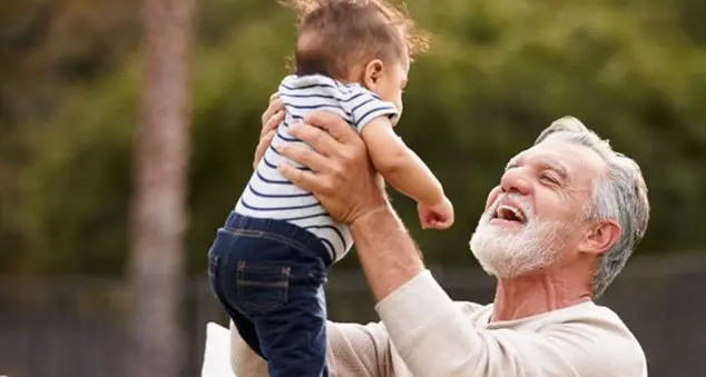 Dolce con la nipotina, severo con i figli. Se ne renderà conto?