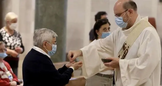 La Cei: «Mascherine raccomandate a Messa, sì alle acquasantiere»