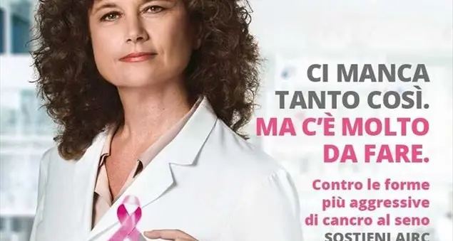 Con il nastro rosa per sostenere la ricerca contro il cancro al seno