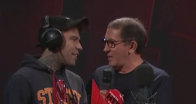 Fedez in radiovisione su RTL 102.5 riceve il nuovo premio \"Power hits estate 2022\" (distrutto dal presidente Lorenzo Suraci)