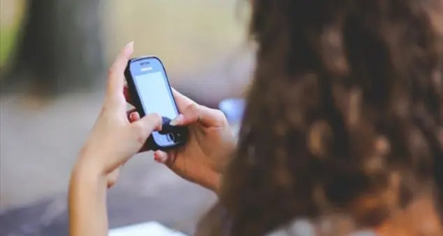 La ragazza non consegna il cellulare a scuola e i genitori la difendono