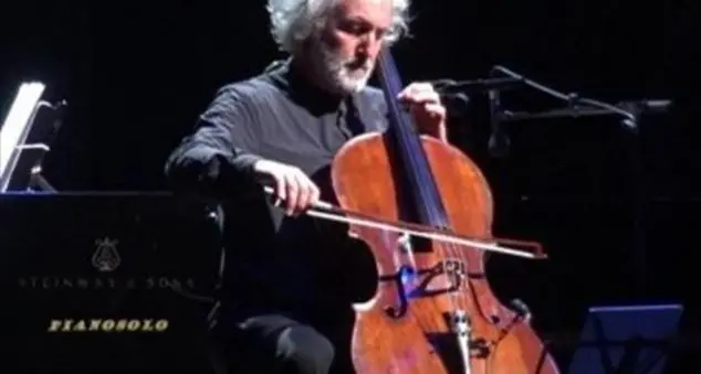 Brunello al violoncello piccolo accompagna le parole di un monaco