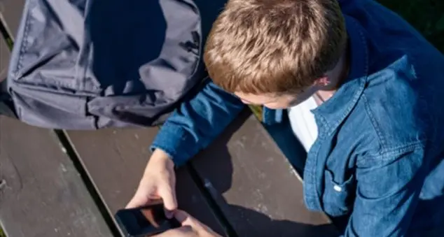 Come la dipendenza da smartphone può causare senso di solitudine