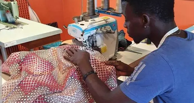 Una sartoria solidale lancia una raccolta fondi per adottare un migrante