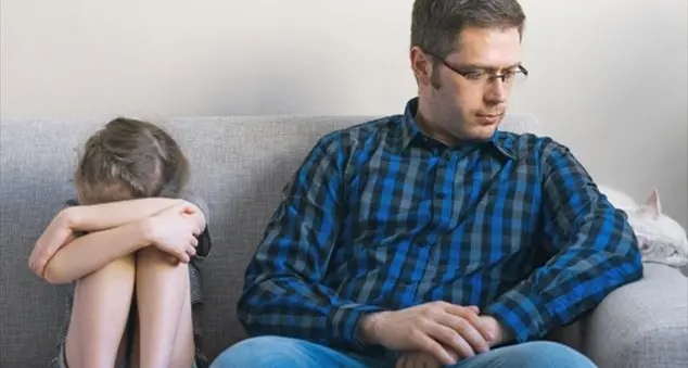 \"Mi ha sorpreso a guardare immagini porno e io l'ho sgridata. Mi sento in colpa\"