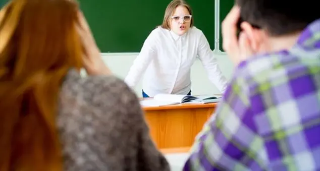 «La prof colpita in classe ha denunciato i suoi studenti. Ma servirà a qualcosa?