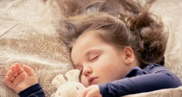 7 anni e fa ancora la pipì a letto: come risolvere il problema?