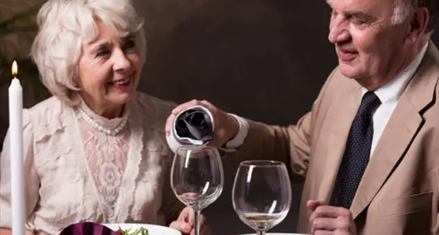 Quando lui le regala un mazzo di rose per il 50esimo anniversario di matrimonio