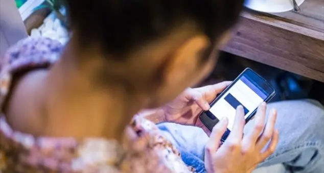 «A 12 anni ha rotto il cellulare. Non voglio ridarglielo subito: tutti mi attaccano!»