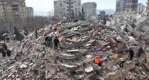 È un'ecatombe, si continua a scavare tra le macerie