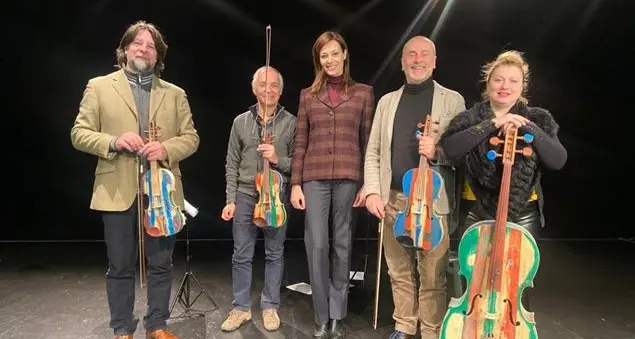 Quei detenuti che trasformano i barconi di Lampedusa in violini