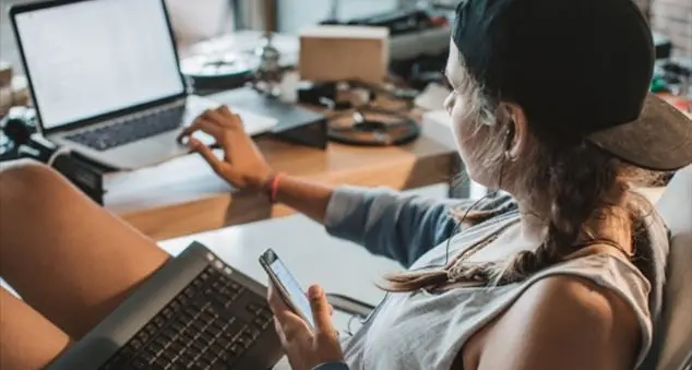 Perché ai ragazzi dipendenti dal digitale, serve l'intelligenza emotiva