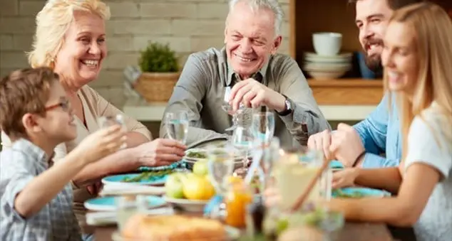 Quando il suocero si comporta da \"Capo Clan\" sulla moglie del figlio