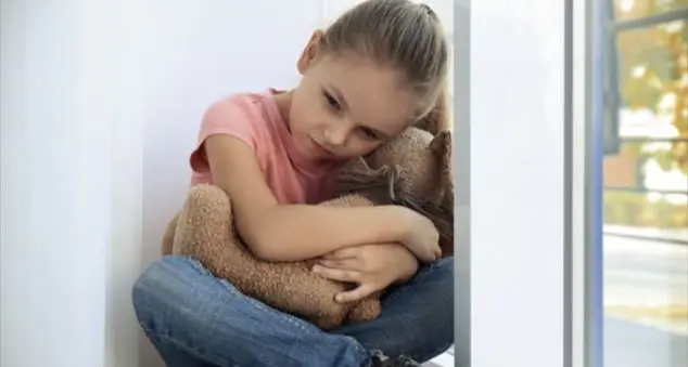 «È bassa e senza cellulare. Così si sente diversa»