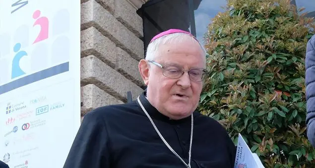 Il vescovo di Verona: «Non tifo per nessuno ma è mio dovere avvertire i fedeli»