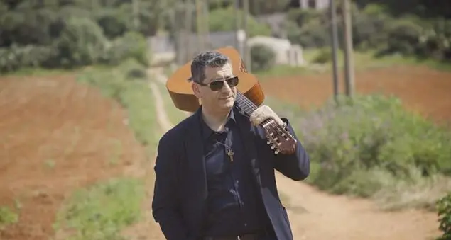 «Le mie canzoni di prete-cantautore, per disarmare i cattivi pensieri»