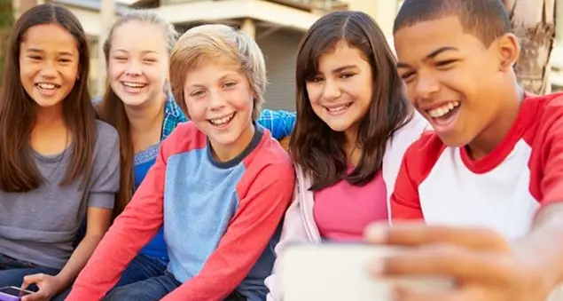 In viaggio col futuro: giovani e cellulari, tecnologici ma saldi nelle relazioni