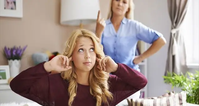 «Lavoro tanto e lei dice che non educo le figlie»