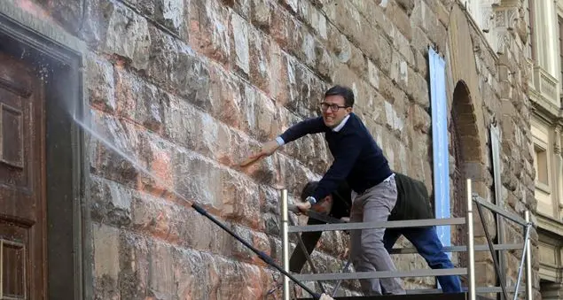 Blitz contro Palazzo Vecchio, Nardella blocca gli attivisti (e ripulisce la facciata)