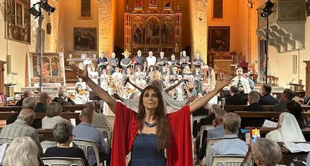 Un corteo di millecinquecento persone per riscoprire la magia del sacro