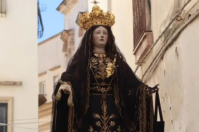 La statua della Vergine Addolorata portata in processione a Gallipoli