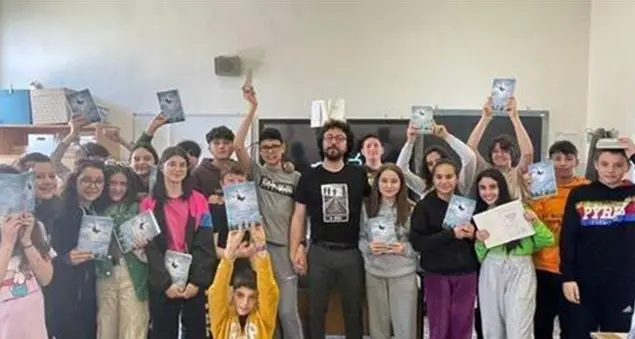 Ragazzini di seconda media hanno creato magliette solidali per le scuole alluvionate