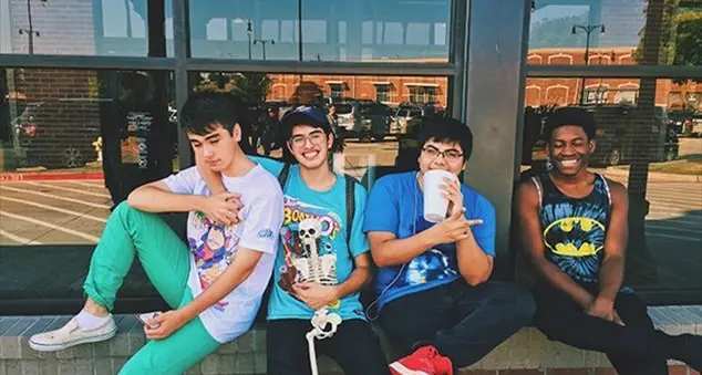 «Mio figlio non mi vuole tra i piedi quando sta con gli amici»