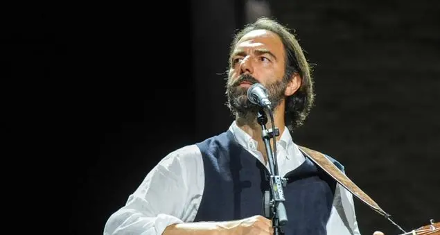 Neri Marcoré canta la Buona Novella di De André a teatro