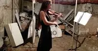 La violinista ucraina che suona sotto le bombe per solidarietà