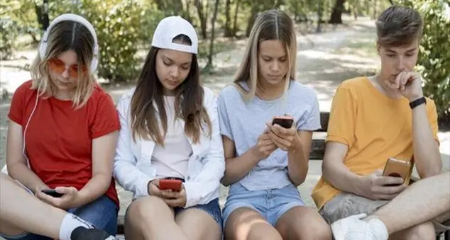 Mentre i figli si perdono nei social i genitori sembrano rassegnati