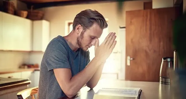 La preghiera è essenziale proprio perché... è inutile?