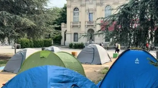 \"Non basta la passerella dei politici, vogliamo misure concrete\"