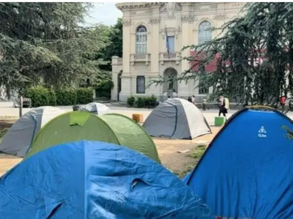 \"Non basta la passerella dei politici, vogliamo misure concrete\"