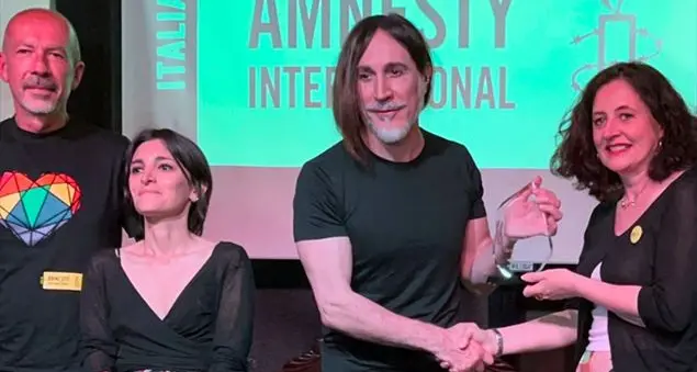 Manuel Agnelli: «L’accoglienza non è di sinistra o di destra. L’incontro con il Papa? Un privilegio»