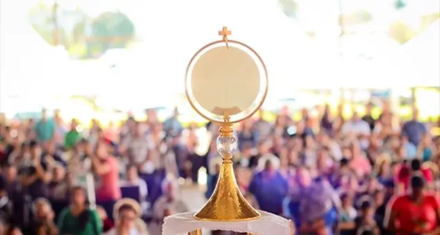 «Convivo da 10 anni, ho un figlio, ma non siamo sposati. Posso fare la comunione?»